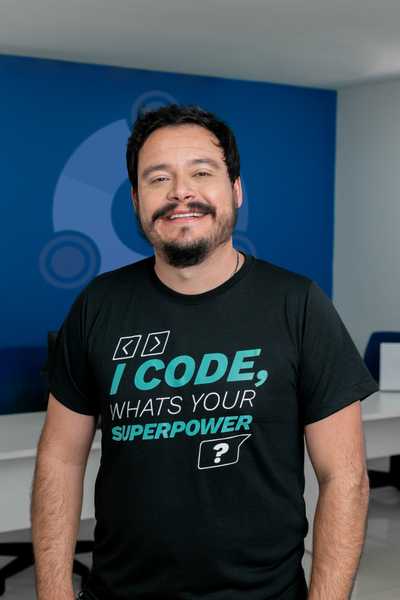 foto do colaborador Roberto no escritório da Exactaworks